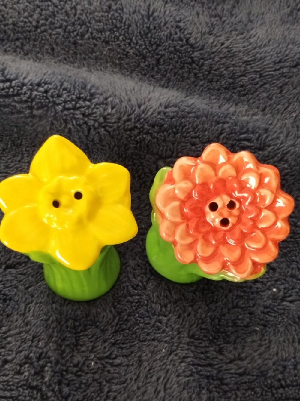 Yellow daffodil and orange -red dahlia flower, salt & pepper shakers